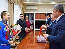 Глава Горячего Ключа вручил ключи от квартиры Екатерине Молчановой