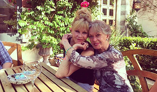 88-летняя мама Мелани Гриффит выглядит как ее сестра