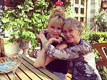 88-летняя мама Мелани Гриффит выглядит как ее сестра