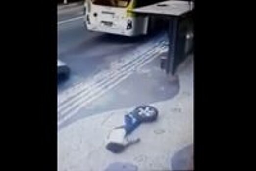 В Нидерландах автомобиль оказался на летней террасе кафе