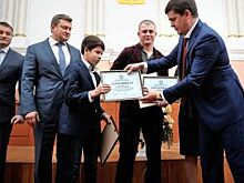 Евгений Арапов и депутат горсовета Андрей Хавилов поздравили борцов