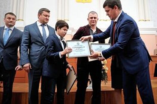 Евгений Арапов и депутат горсовета Андрей Хавилов поздравили борцов