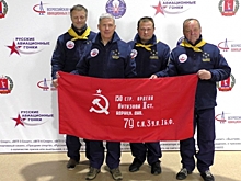 Летчики пилотажной группы «Звезда» передали Волгограду Знамя Победы