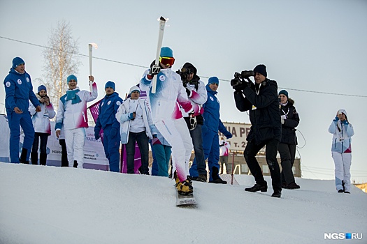 Пробежали с огоньком: 8 лучших фото эстафеты огня в Новосибирске