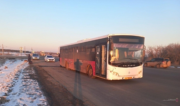 Легковушка протаранила стоящий автобус в Волгограде