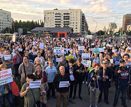 Более 400 петербуржцев вышли на митинг против застройки Муринского парка