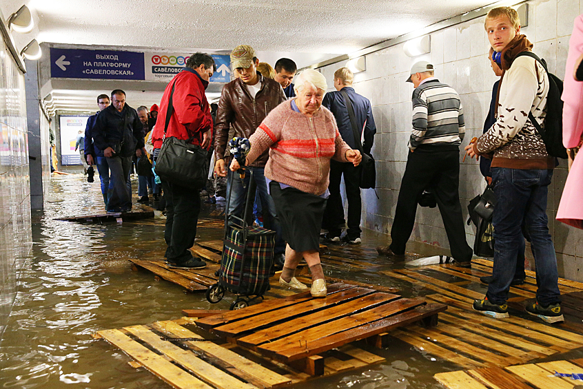 Горожане в подтопленном подземном переходе у станции метро "Савеловская"