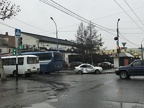 На перекрестке Кирова и Пролетарской столкнулись автобус и легковой автомобиль