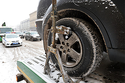 В Иркутске эвакуировали автомобиль со спящим двухлетним ребенком