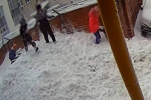 В российском городе снег с крыши рухнул на детей
