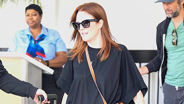 Плиссе из кожи и сумка Louis Vuitton: Джулианна Мур даже в аэропорту любит быть в центре внимания