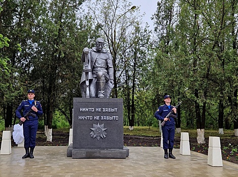 Памятник воинам Великой Отечественной войны торжественно открыли в Азовском районе в День Победы