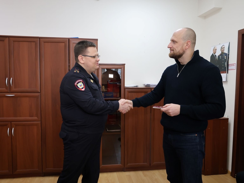 В Пензе полиция выдала разрешения на временное проживание в России гражданам из Португалии и Латвии