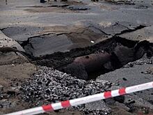 В Новосибирске на одной из городских магистралей провалился асфальт