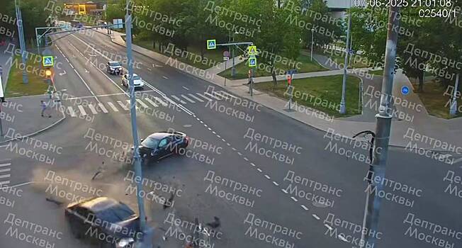 Две люксовых иномарки столкнулись в Москве