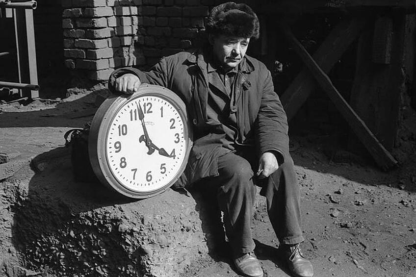 «Электрослесарь на коксовой батарее», КМК, Новокузнецк, 1980 год. На нем изображен мастер, пришедший в цех КМК чинить часы, но у коксовой батареи местами выделяется газ, от которого человек пьянеет.