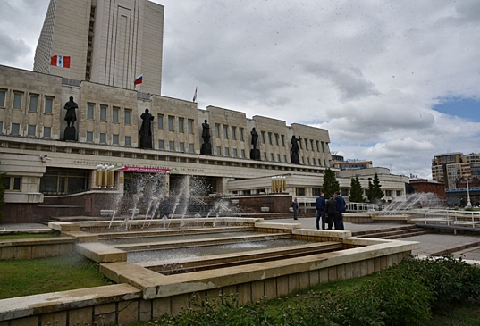 В Омске спустя 20 лет реанимировали фонтан у библиотеки имени Пушкина
