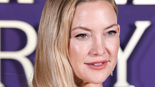 Актриса Кейт Хадсон снялась в кожаном корсете с глубоким декольте