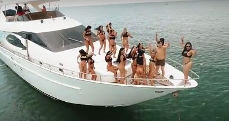 Кемпірлер кискаларын жұлқылайды