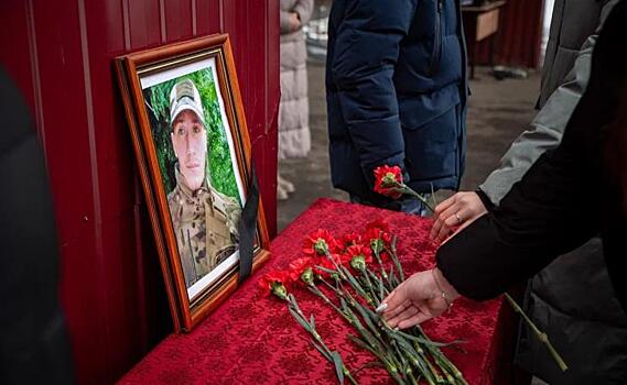 В Курске в школе №29 открыли мемориальную доску в честь погибшего на СВО выпускника