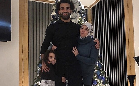 Мохамед Салах поделился семейным фото на фоне елки и вызвал волну осуждения в комментариях
