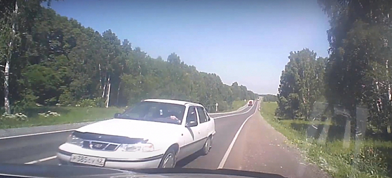 "Обгонщик" едва не стал виновником аварии в Кузбассе