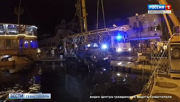 В Балаклаве подняли упавший в море "ЗИЛ" с буровой установкой