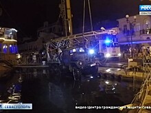 В Балаклаве подняли упавший в море "ЗИЛ" с буровой установкой