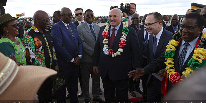 Президента Белоруссии Лукашенко в Зимбабве проводил почётный караул с козлом