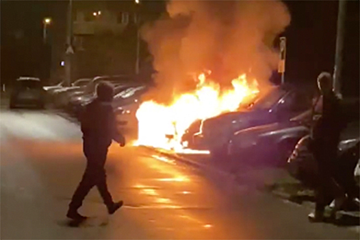 Охваченные огнем автомобили на парковке в Москве попали на видео