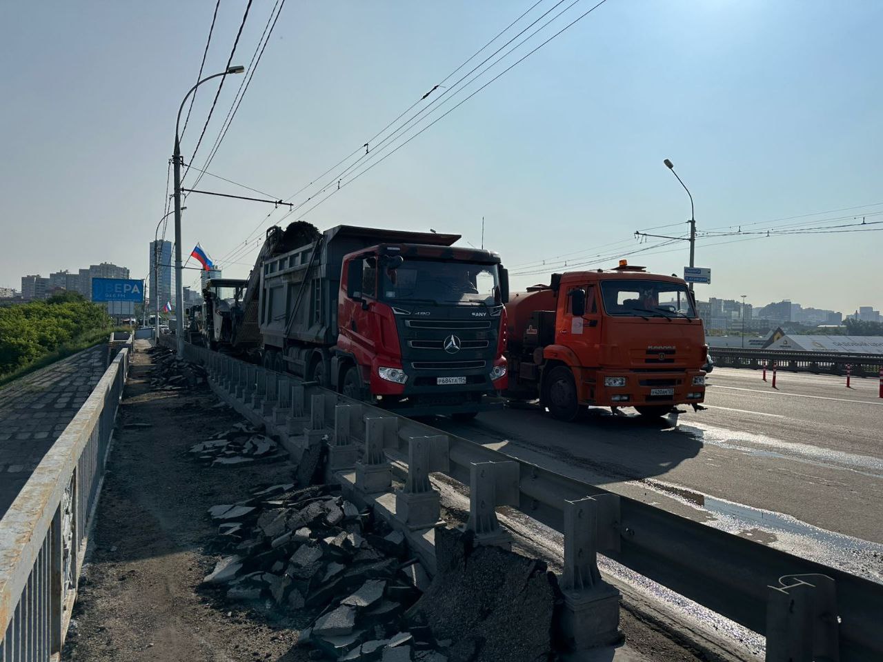 В Новосибирске на Димитровском мосту начали снимать верхний слой асфальта