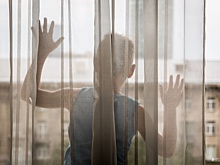 Спасатели взломали дверь и сняли с подоконника пятилетнего ребёнка