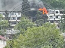 Мощный пожар охватил общежитие в Сочи