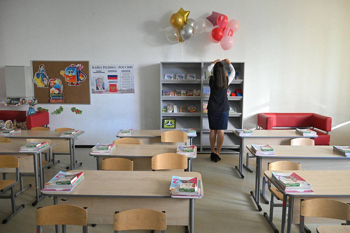 Уволенная из-за спектакля на 9 Мая учительница вышла на связь