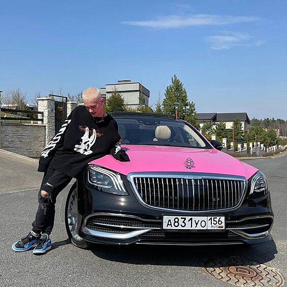 Даня Милохин также остановил свой выбор на Mercedes-Maybach S-класса. Стоимость его покупки оценивается в 10 миллионов рублей.