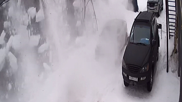 Автомобилисты оценили ущерб от падения снега с крыши в Надыме. ВИДЕО