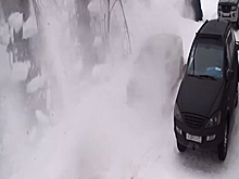 Автомобилисты оценили ущерб от падения снега с крыши в Надыме. ВИДЕО