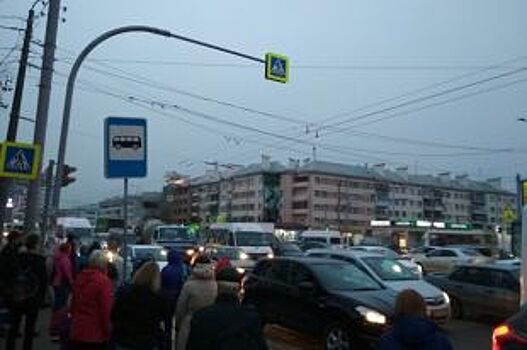На проспекте Ленина в районе Комсомольской площади встал транспорт