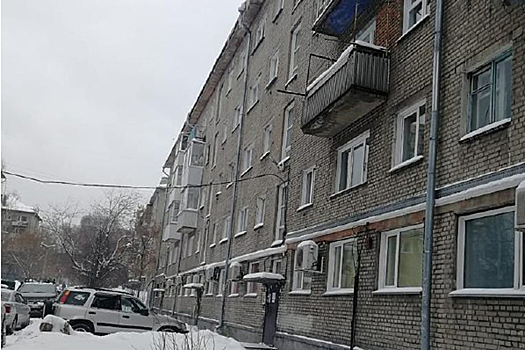 В Новосибирске возбудили уголовное дело после падения на ребенка куска наледи с крыши