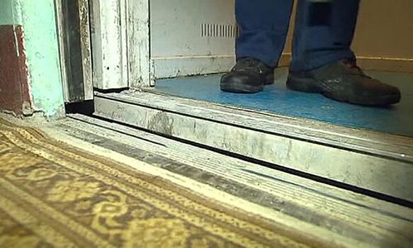 Мертвого мужчину без обуви нашли в лифте в Москве