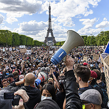Многие европейцы вышли на протесты из-за недовольства американским вторжением — эксперт