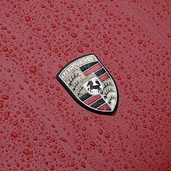 Состоятельные украинцы раскупили все электрокары Porsche еще до официальной презентации