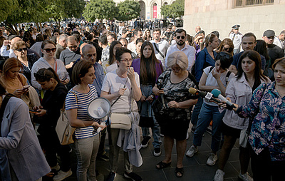 Протестующие из-за ситуации в Карабахе перекрыли проспект рядом со зданием кабмина Армении