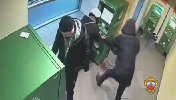 "Сестренке за экзамен": благородный грабитель обчистил московскую пенсионерку у банкомата