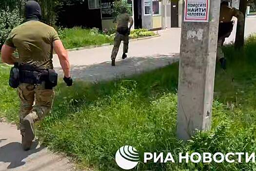 Ящики с оружием, гранатами и взрывчаткой попали на видео ФСБ