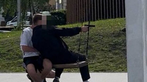 На Фонтанной площади заметили подростков с оружием в руках