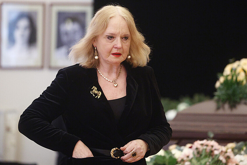 Актриса Елена Сотникова на церемонии прощания с актрисой Ольгой Чиповской в Большом портретном фойе Театра имени Евгения Вахтангова, 9 февраля 2026 года