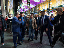 В Екатеринбурге возле медиэкрана заметили Григория Лепса