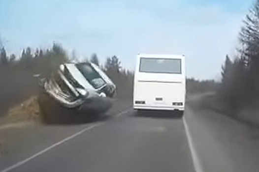 Авария с перевернувшимся автомобилем на трассе в Якутии попала на видео