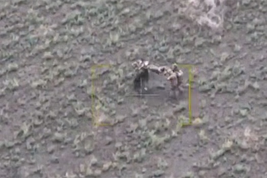 Дрон снял, как пленный солдат ВСУ помогает нести раненого бойца ВС РФ